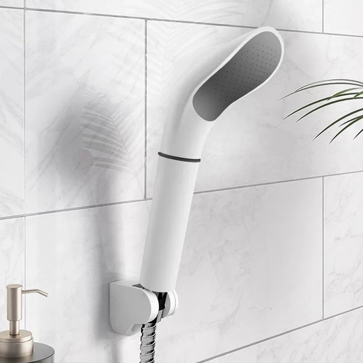 Weiß-schwarzer Hochdruck-Duschkopf mit Wassersparfunktion für ein effizientes und angenehmes Duscherlebnis.
