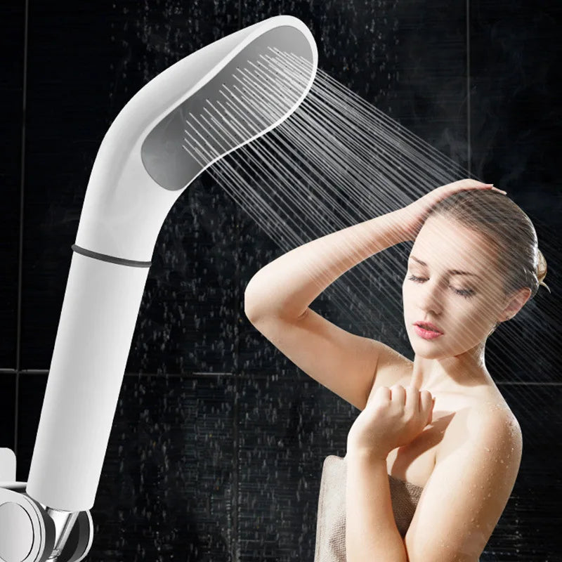 Moderner wassersparender Hochdruck-Duschkopf in Weiß-Schwarz, ideal für effiziente Badezimmer.