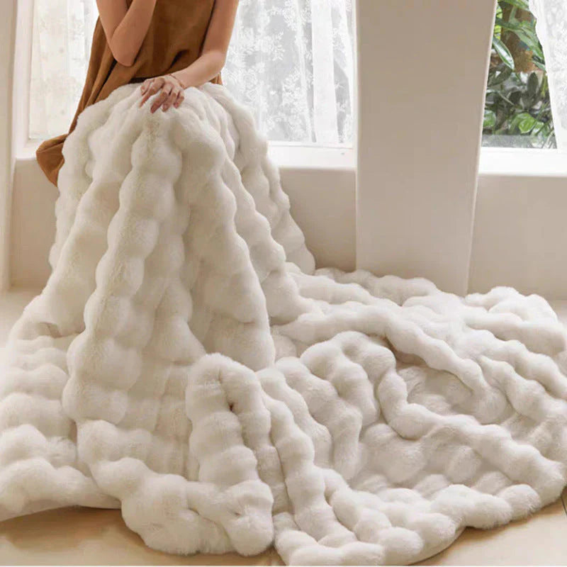 Weiche braune Kunstfelldecke SnuggleFur für gemütliche Stunden und luxuriöses Wohnambiente.