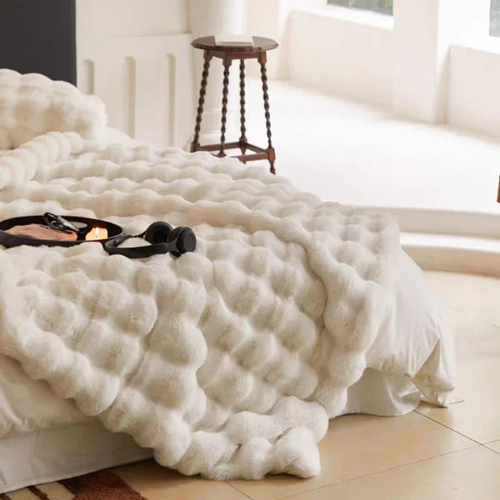 Zarte rosa Kunstfelldecke, Fellimitat, ideal als weiche Kuscheldecke und stilvolles Wohnaccessoire.