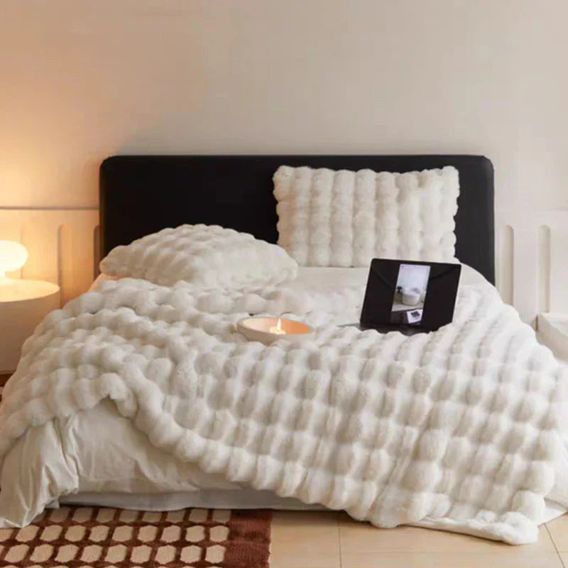 Dunkelgraue Kunstfelldecke SnuggleFur, super weich, ein luxuriöses Heimtextil für Gemütlichkeit.