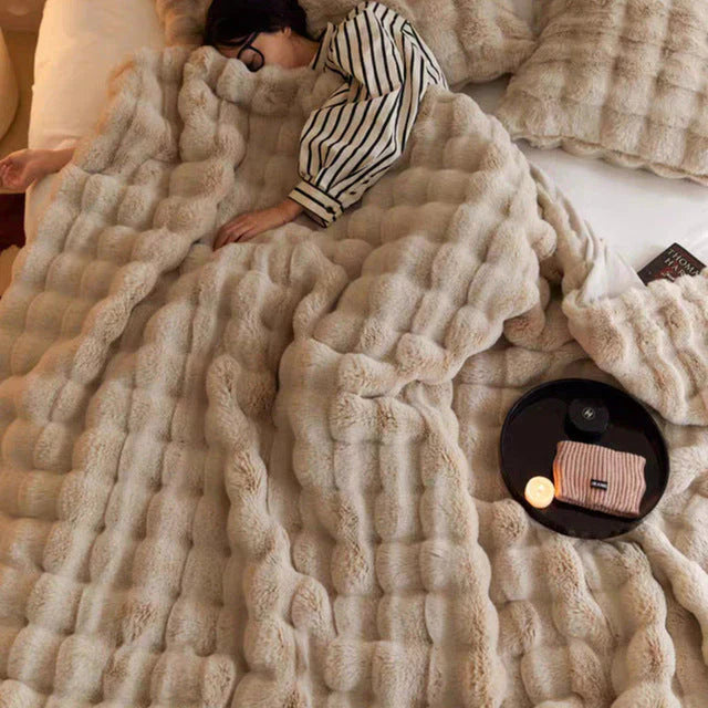 Flauschige Kunstpelzdecke mit Fellimitat, eine warme Kuscheldecke für ultimative Gemütlichkeit.