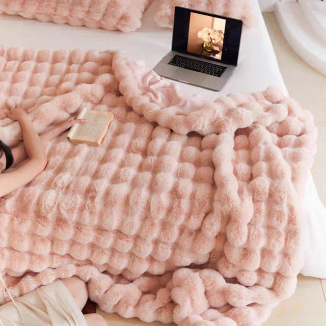 Hochwertige Kunstfelldecke, die weiche Kuscheldecke ist eine luxuriöse Geschenkidee für Zuhause.