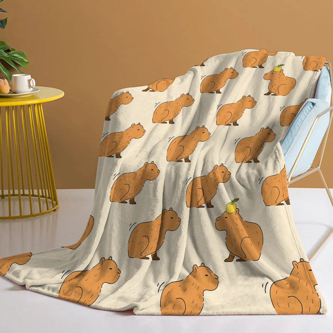 Weiche Capybara Kuscheldecke aus Flanell für gemütliche Stunden auf Sofa & Bett. Perfekt für Tierliebhaber.