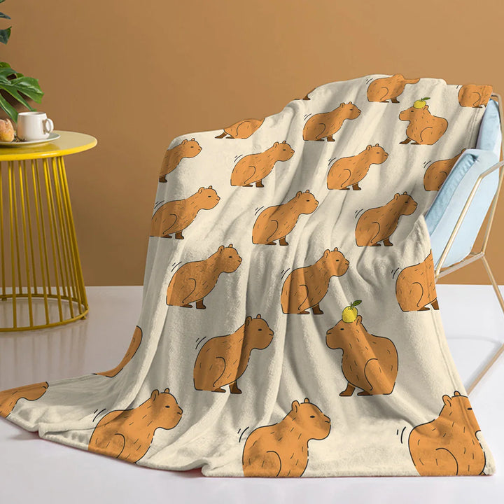 Weiche Capybara Kuscheldecke aus Flanell für gemütliche Stunden auf Sofa & Bett. Perfekt für Tierliebhaber.