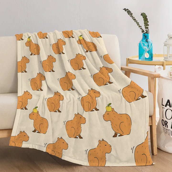 Flauschige Flanelldecke mit niedlichem Capybara Tierdesign. Weiche Wohndecke für Sofa und gemütliche Abende.