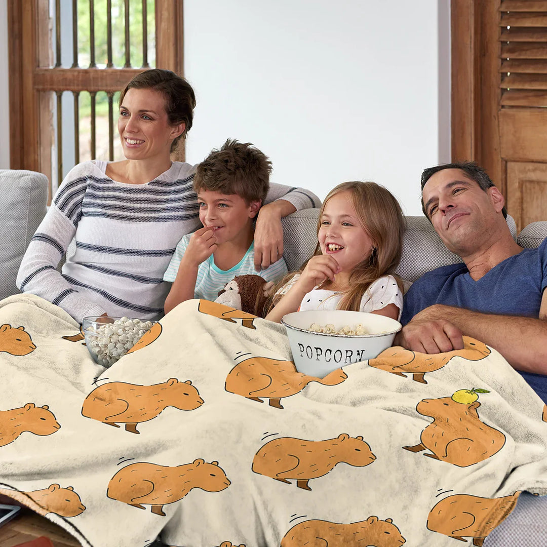 Gemütliche Capybara Flanelldecke als Bettüberwurf oder Sojadecke. Weich und warm für entspannte Momente.