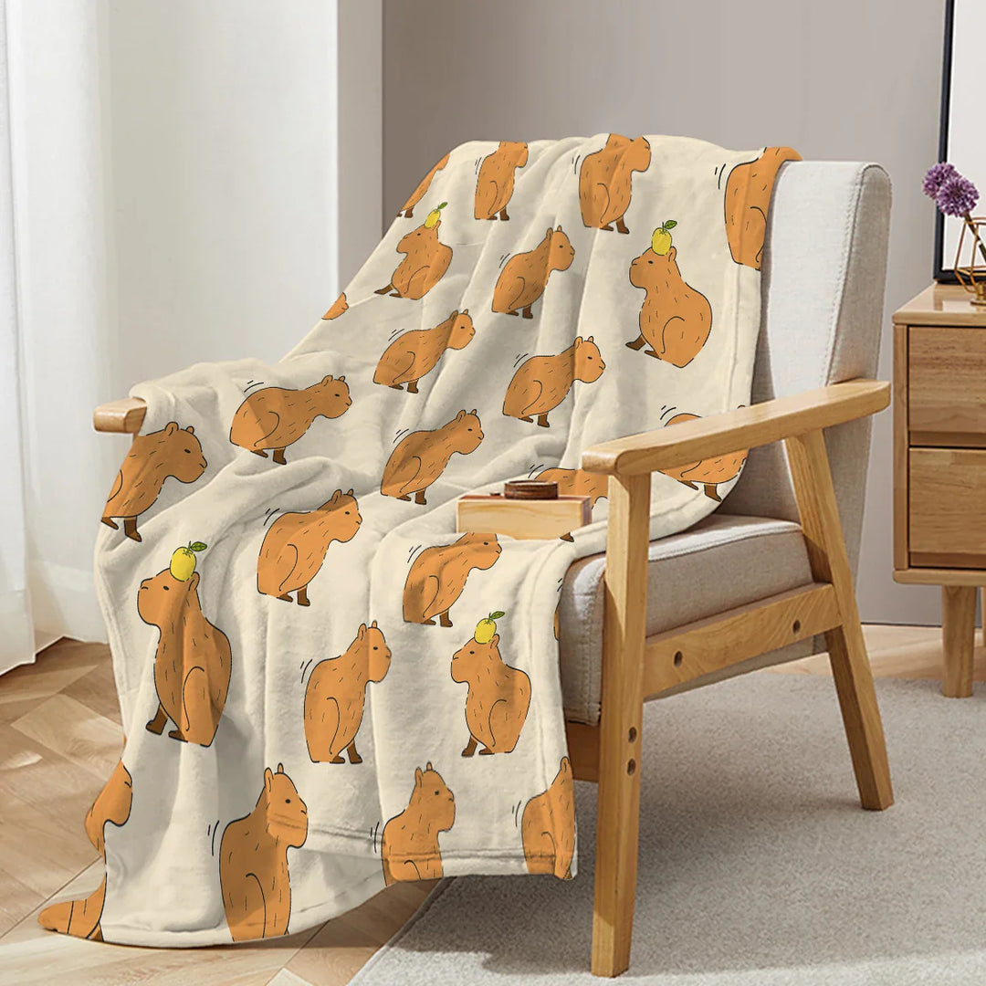 Detailreiche Capybara Flanell Decke, weich und warm. Eine gemütliche Sofa- oder Bettdecke, auch als Geschenk ideal.