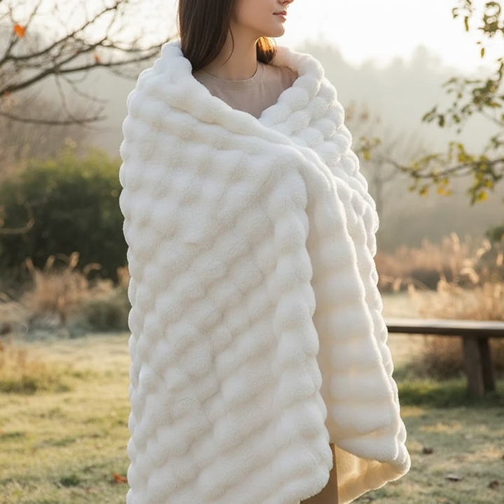 Weiche CozyCloud Plüschdecke in Grau, perfekt für gemütliche Abende auf dem Sofa.