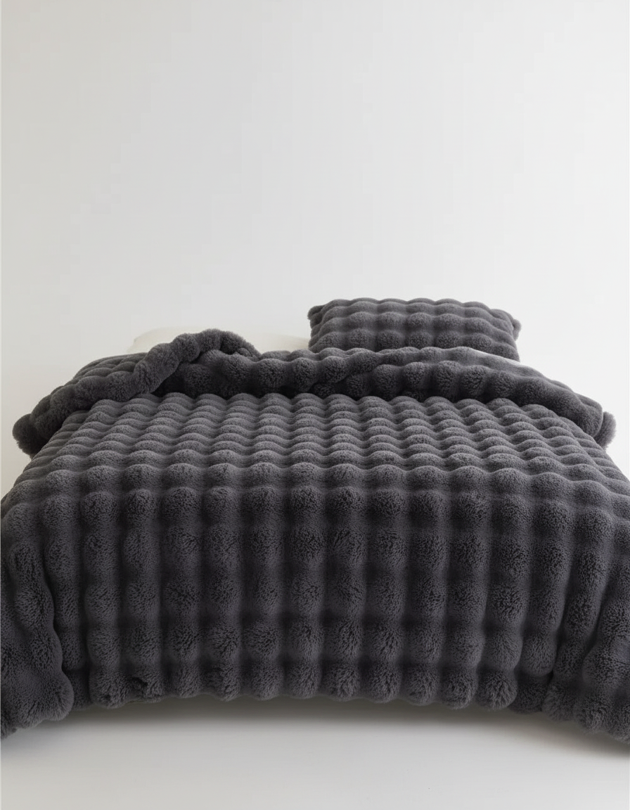 Komfortable Wohndecke aus Plüsch, die deinem Schlafzimmer eine warme Atmosphäre verleiht.