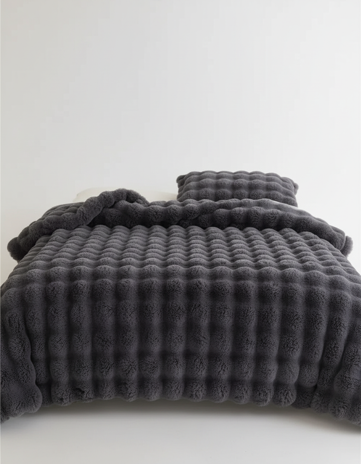 Komfortable Wohndecke aus Plüsch, die deinem Schlafzimmer eine warme Atmosphäre verleiht.