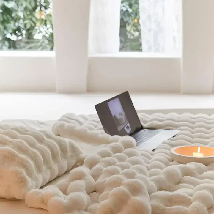 CozyCloud Kuscheldecke aus weichem Plüsch, ein stilvolles Wohnaccessoire für jedes Heim.