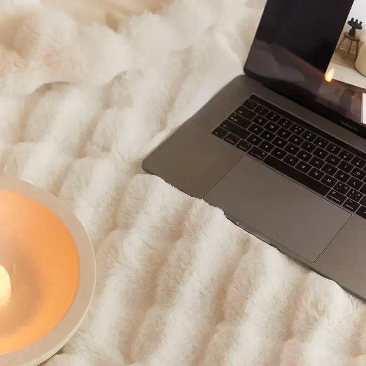Große, warme Plüschdecke, perfekt zum Einkuscheln an kalten Tagen.