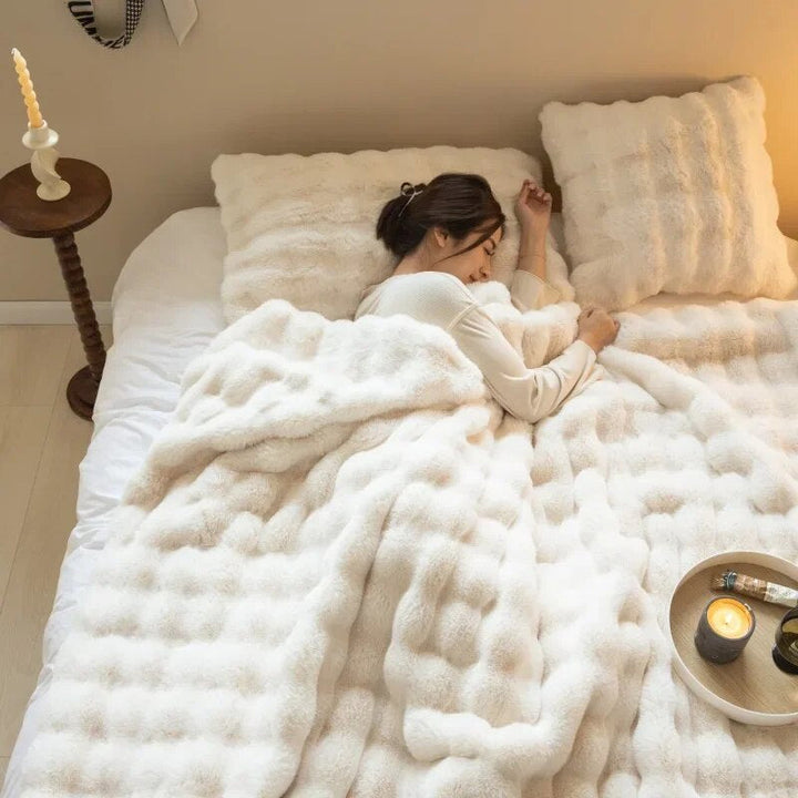 CozyCloud Kuscheldecke, superweich und dekorativ, ideal für entspannte Stunden zuhause.