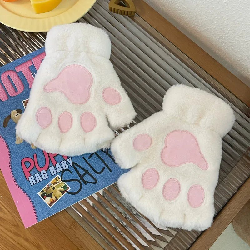 Detailaufnahme: Weiche Textur der Damen-Katzenfäustlinge, kuschelige Pfoten-Applikation.