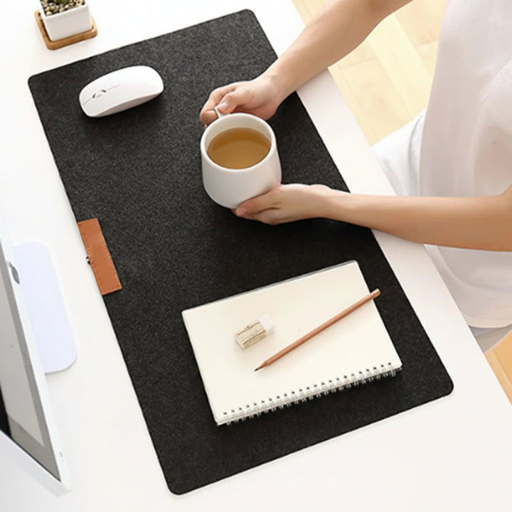 Moderne, minimalistische Filz-Schreibtischunterlage in Blau für organisiertes und stilvolles Homeoffice-Setup.