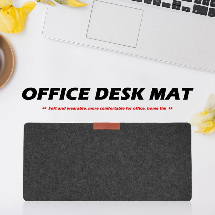 Weiche Filz-Unterlage schützt den Schreibtisch und bietet Komfort für den Arbeitsplatz im Büro und Homeoffice.
