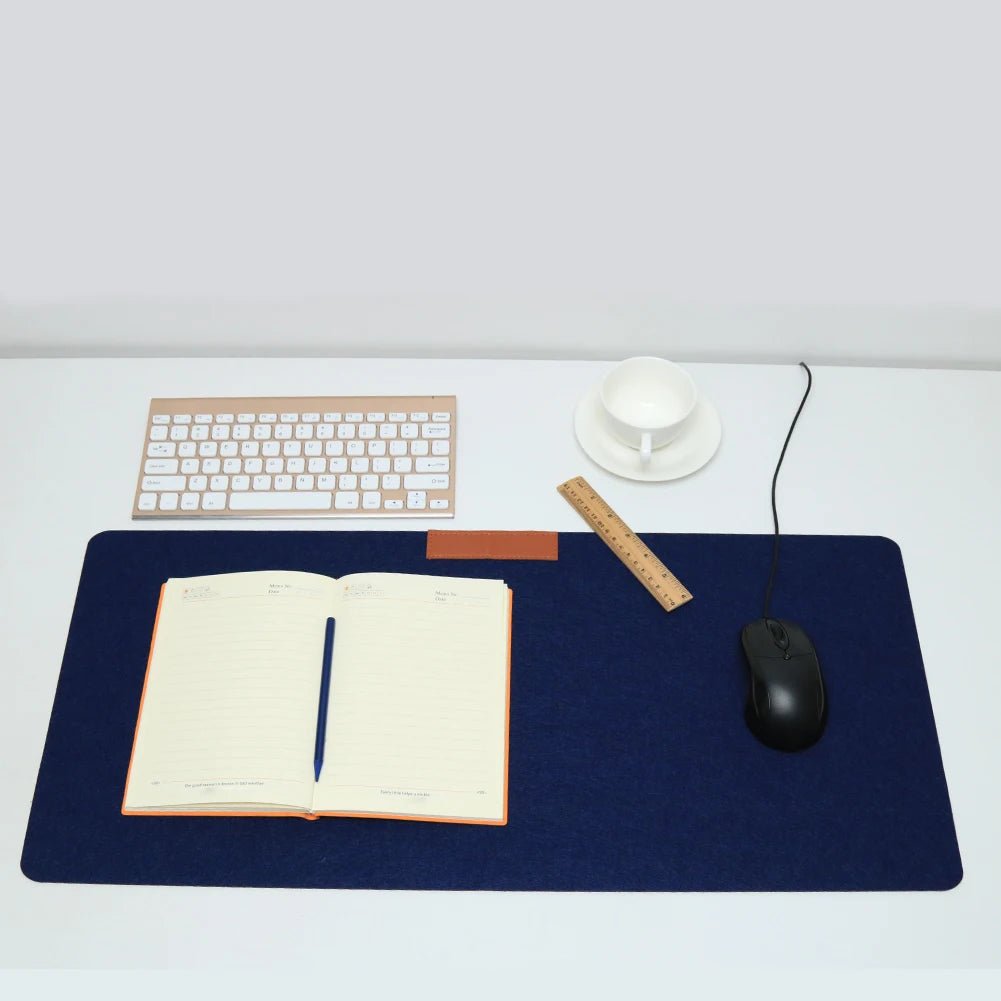 Elegante, blaue Filz-Schreibtischunterlage für Komfort und Ordnung am modernen Schreibtisch im Homeoffice.