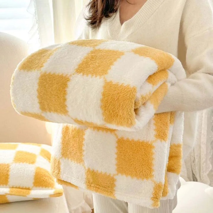 Moderne Flanelldecke in neutraler Farbe, fügt sich harmonisch in jede Wohn- oder Schlafzimmereinrichtung ein.