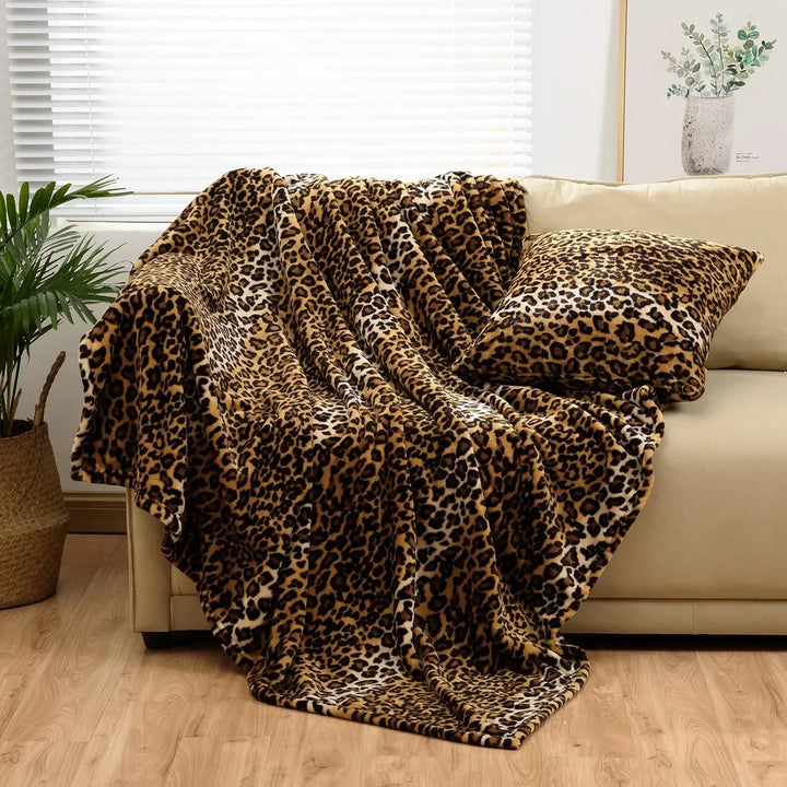 Weiche Fleecedecke mit stilvollem Leopardenmuster für gemütliche Stunden; ideal für Herbst & Winter.
