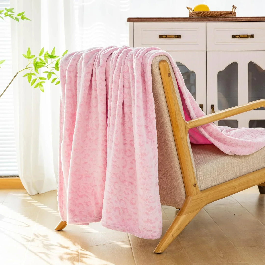 Dekorative Kuscheldecke aus Fleece mit Leopardenmuster; bringt Wärme & Stil in Ihr Zuhause.