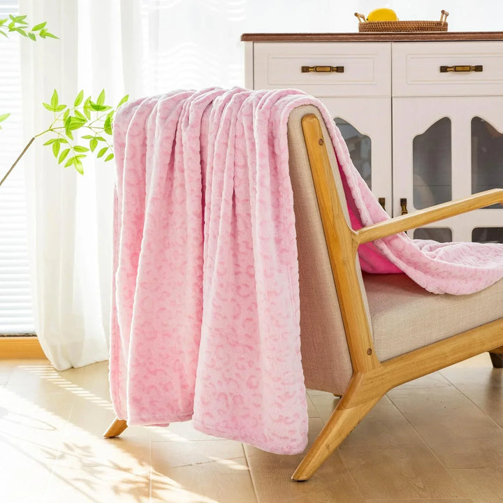 Dekorative Kuscheldecke aus Fleece mit Leopardenmuster; bringt Wärme & Stil in Ihr Zuhause.