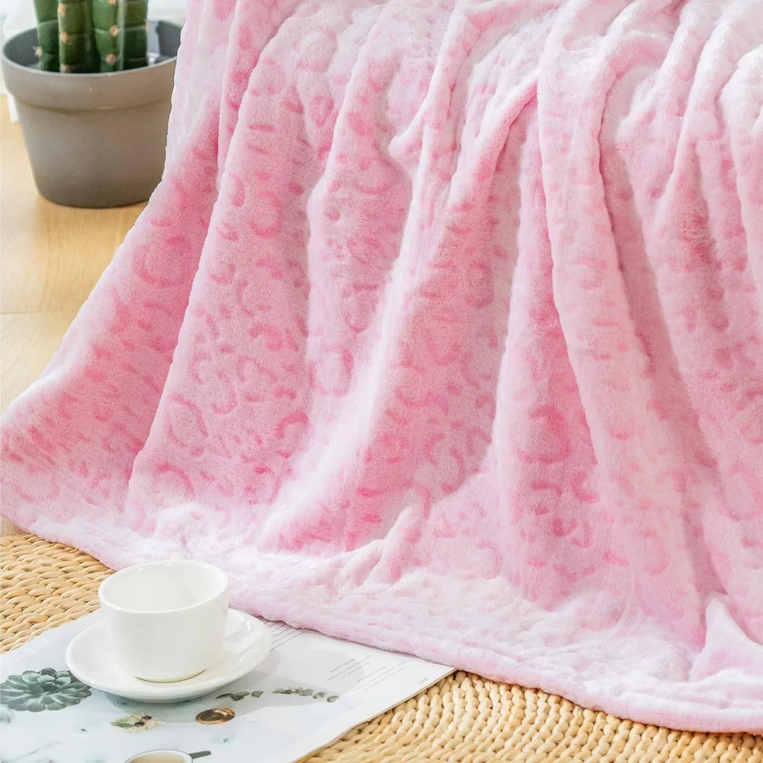 Gemütliche Leopardenmuster Fleecedecke für extra Kuschelkomfort an kalten Herbst- & Wintertagen.