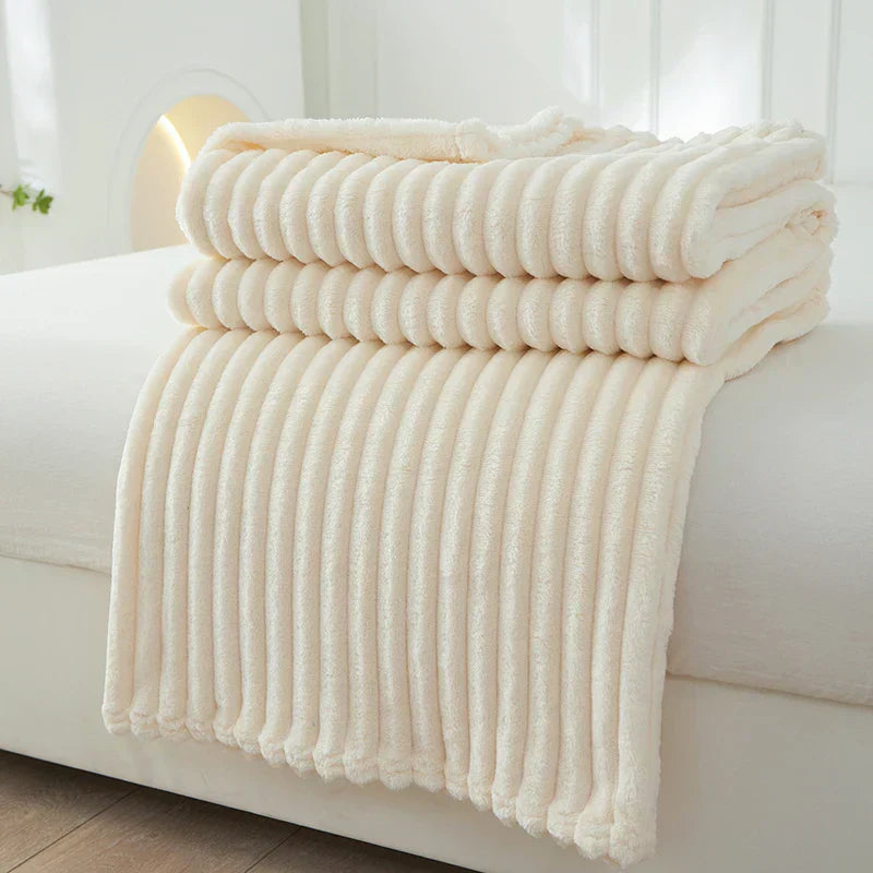 Weiche gestreifte Flanell-Fleece-Decke, ideal als Kuscheldecke für gemütliche Abende im Wohnzimmer.