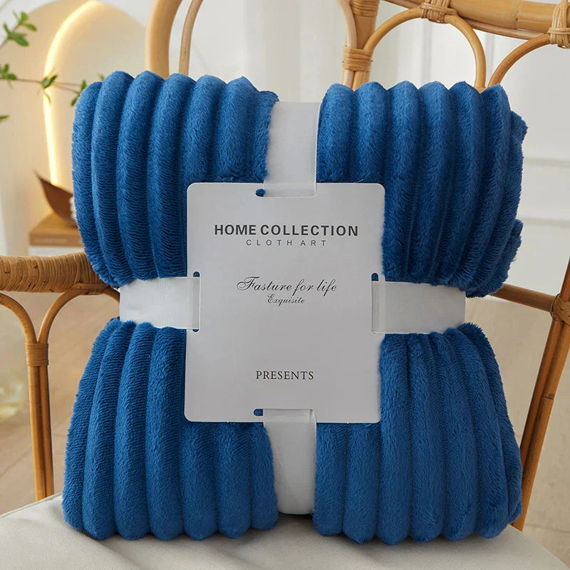 Vielseitige gestreifte Fleece-Decke aus Flanell, ideal zum Einkuscheln auf Sofa oder Bett.
