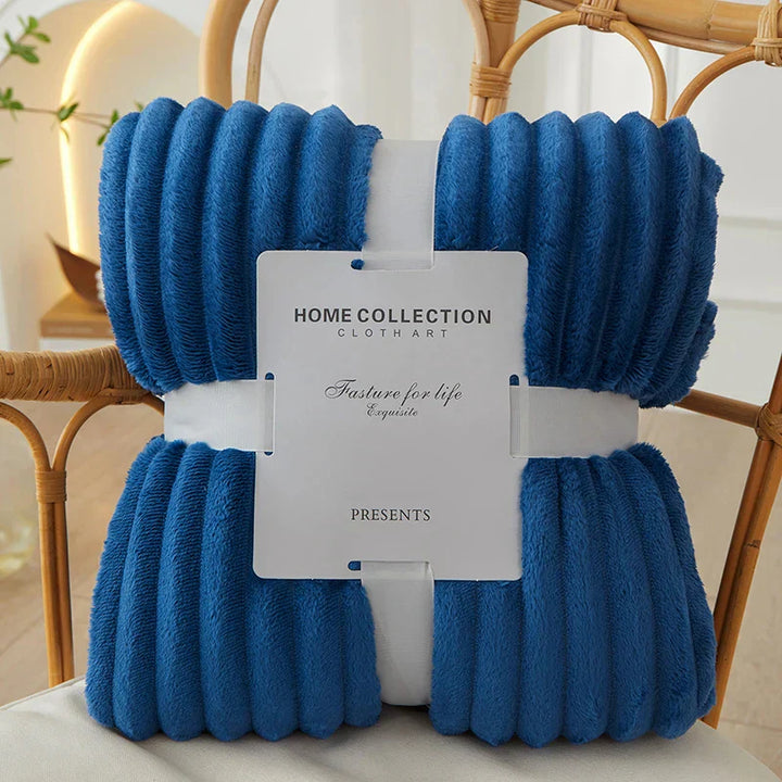Vielseitige gestreifte Fleece-Decke aus Flanell, ideal zum Einkuscheln auf Sofa oder Bett.