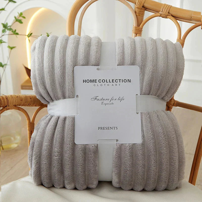 Extra weiche, gestreifte Flanell-Fleece-Decke, ein Muss für pure Gemütlichkeit in Wohn- und Schlafzimmer.