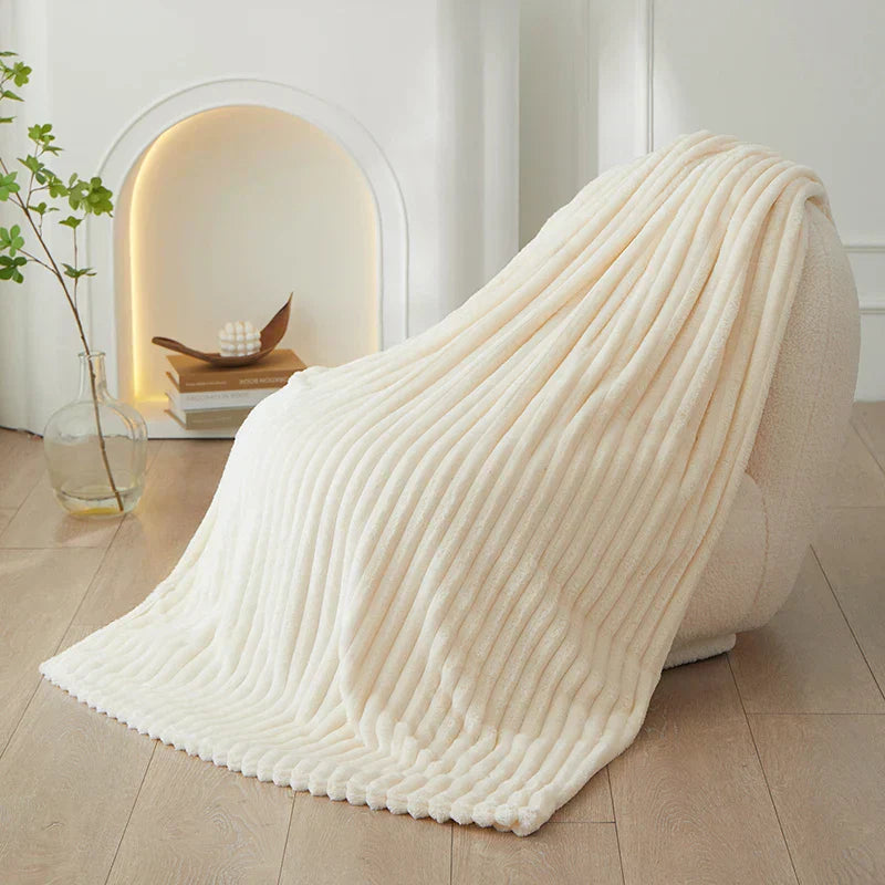 Elegante gestreifte Flanell-Fleece-Decke als Blickfang und kuschelige Sofadecke.