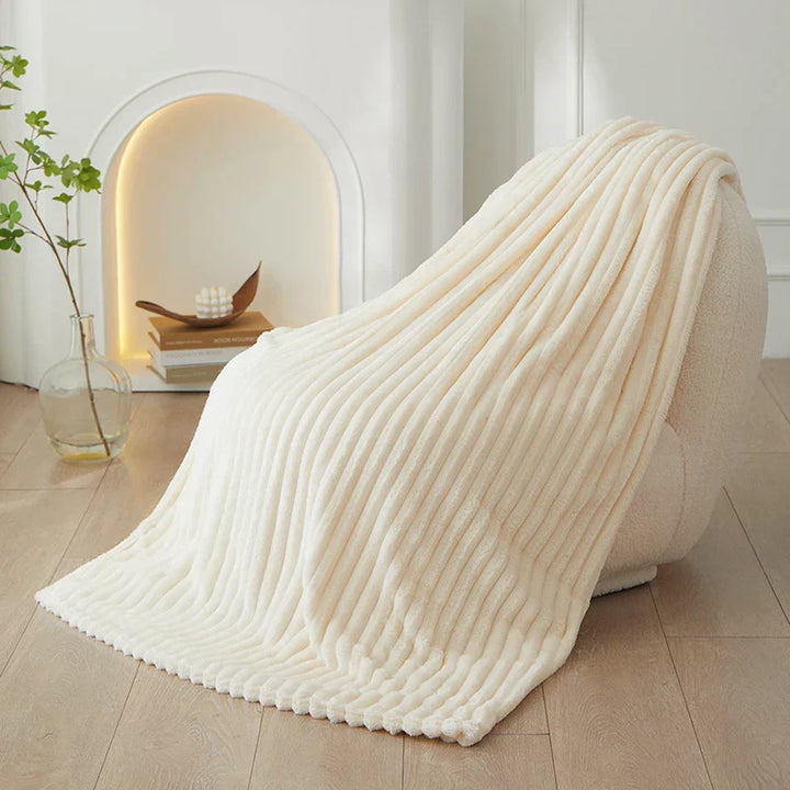 Elegante gestreifte Flanell-Fleece-Decke als Blickfang und kuschelige Sofadecke.