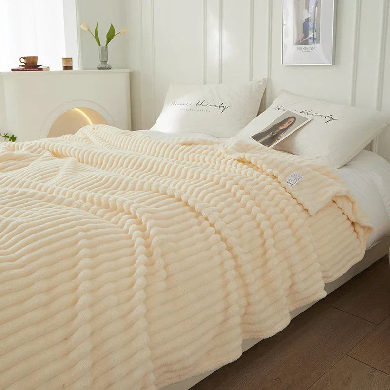 Ideale Winterdecke: Gestreifte Flanell-Fleece-Decke, die an kalten Tagen wohlige Wärme spendet.