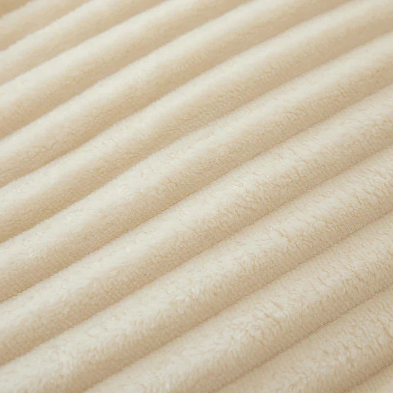 Weiche, gestreifte Flanell-Fleece-Decke – CozyStripe, die Wärme und Komfort in Ihr Heim bringt.