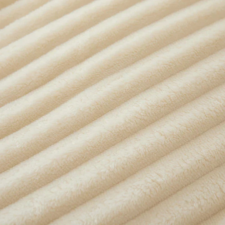 Weiche, gestreifte Flanell-Fleece-Decke – CozyStripe, die Wärme und Komfort in Ihr Heim bringt.