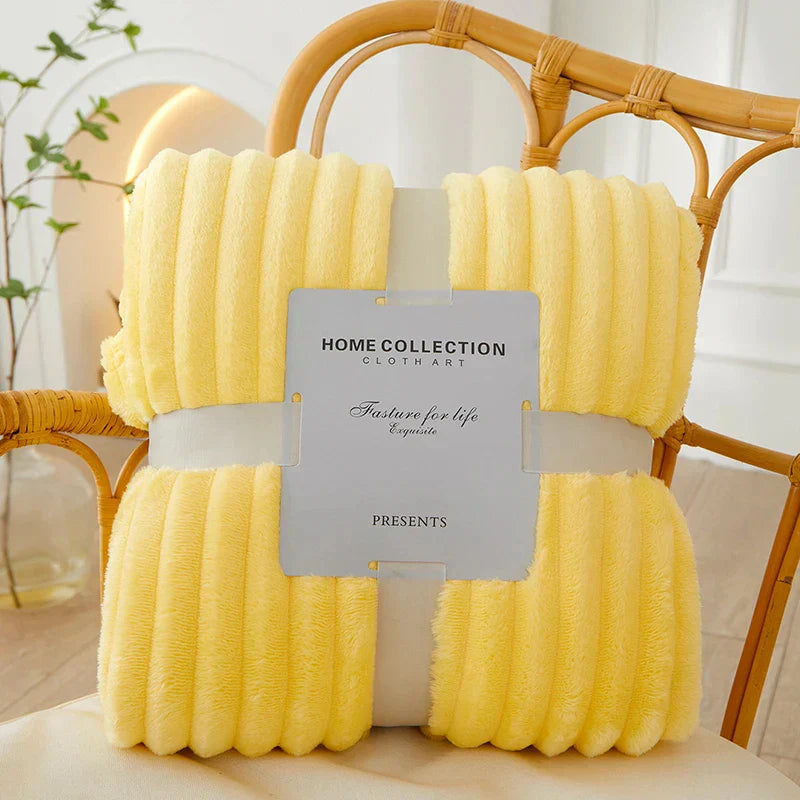 Kuschelige Flanell-Fleece-Decke mit breiten Streifen, perfekt als Sofadecke oder im Schlafzimmer.