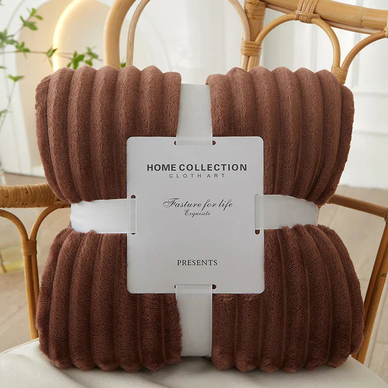 Warme, gestreifte Fleece-Decke aus Flanell, eine gemütliche Heimtextilie für pure Entspannung.