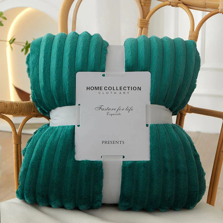 Flauschige, gestreifte Flanell-Fleece-Decke als ideale Kuscheldecke und warme Begleiterin.
