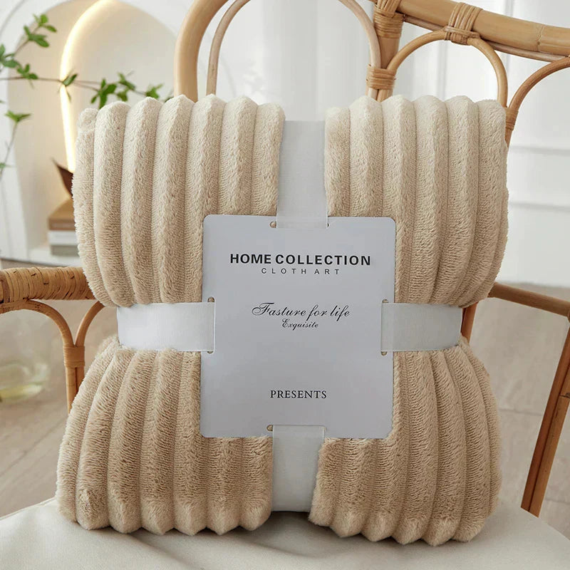 Hochwertige, gestreifte Flanell-Fleece-Decke, die Wärme und modernen Stil ins Zuhause bringt.