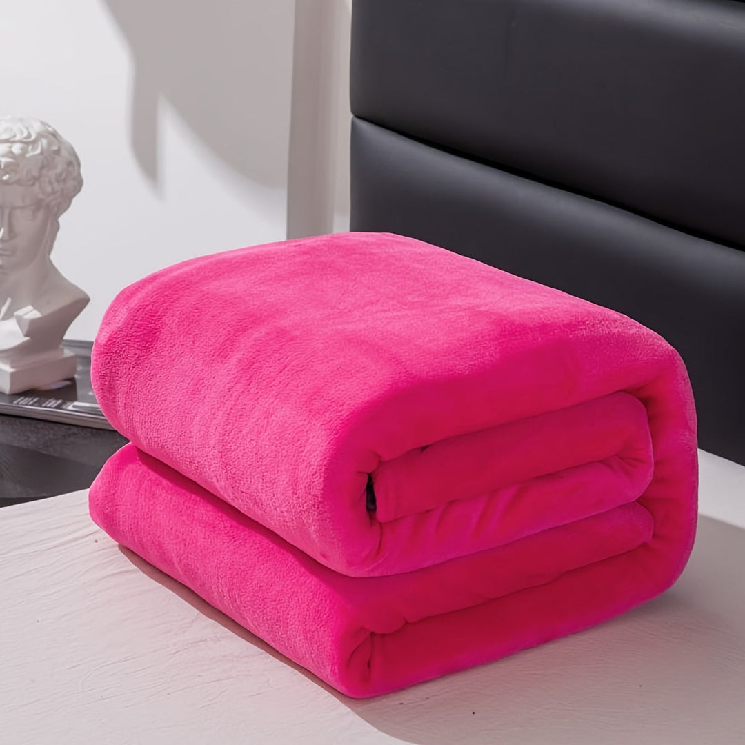 Weiche Decke elegant über einem Sessel drapiert, bereit zum Einkuscheln und Entspannen.
