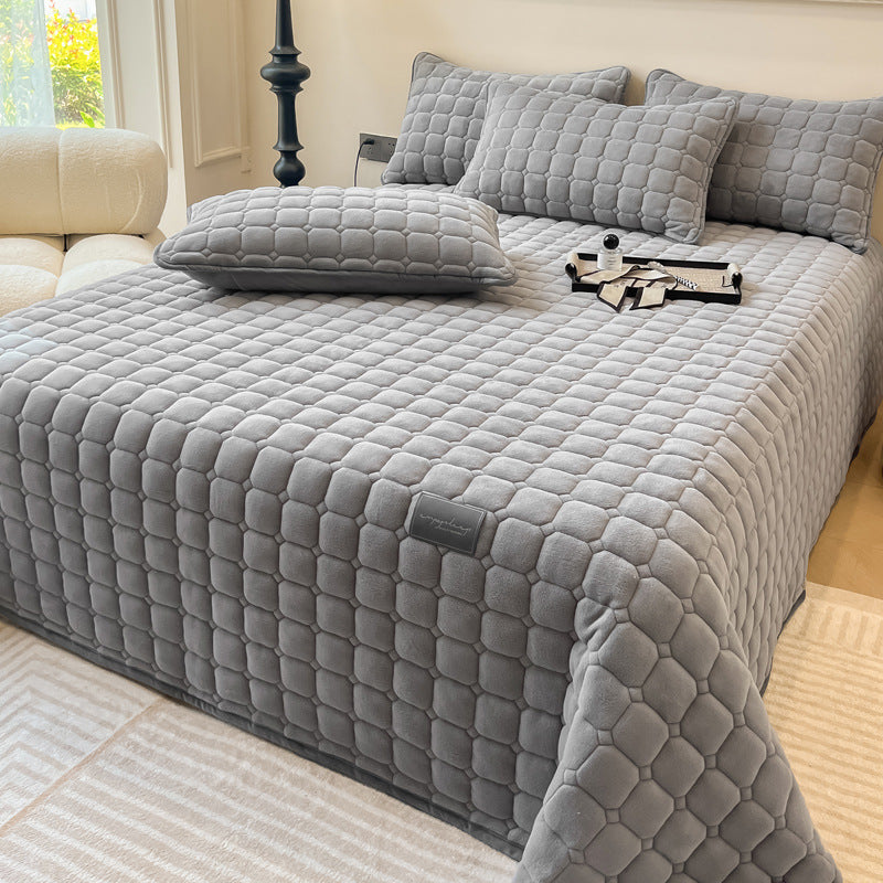Moderne Tagesdecke, weich, mit Quadrat-Design, schafft Komfort im Schlafzimmer.