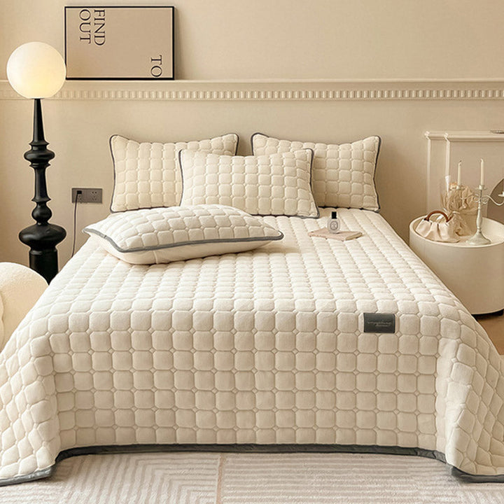 Komfortable Tagesdecke, weich, mit Quadrat-Textur, ideal für ein gemütliches Schlafzimmer.