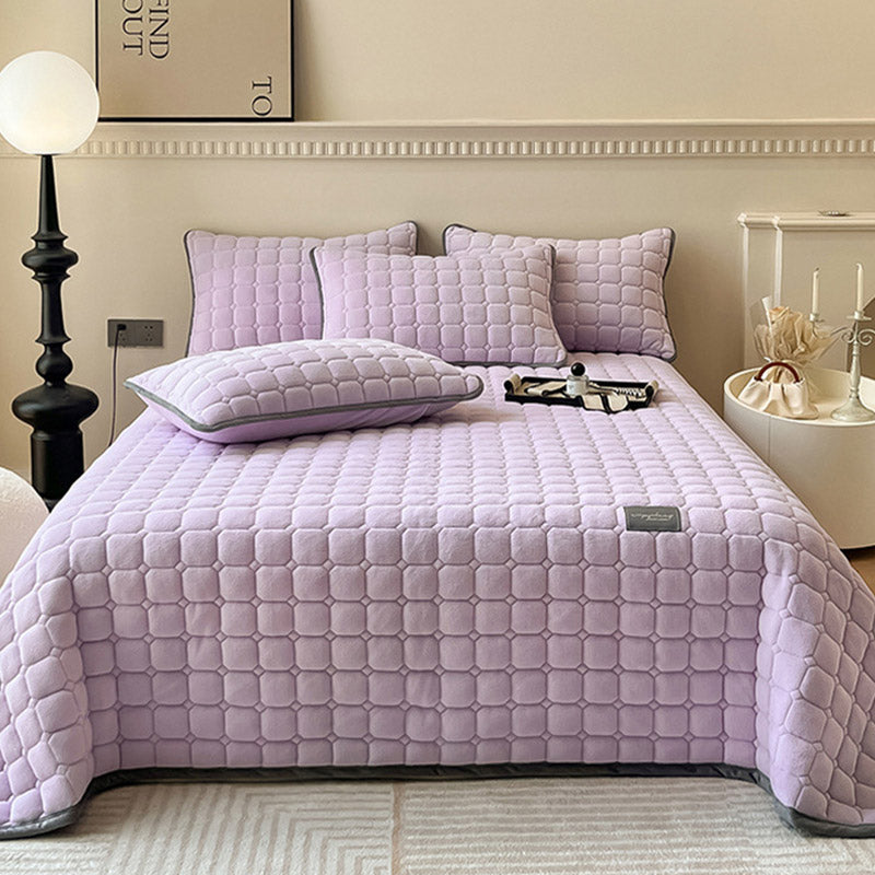 Tagesdecke modern, weich, Quadrat-Textur, für ein elegantes Schlafzimmer mit Komfort.