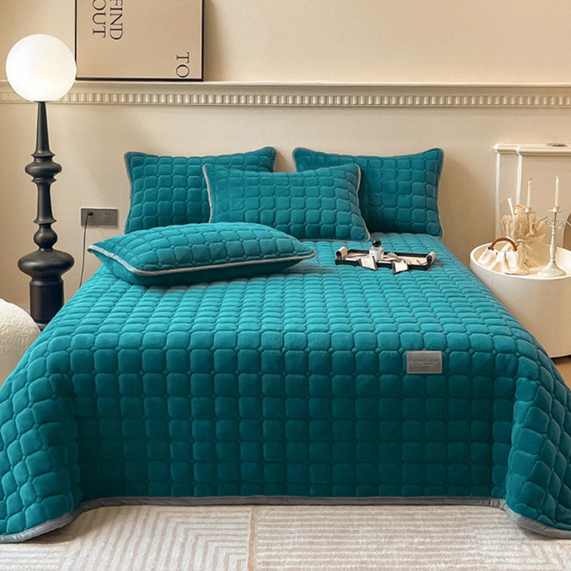 Heimtextilien: Moderne weiche Tagesdecke mit Quadrat-Textur, Schlafzimmer Dekoration.