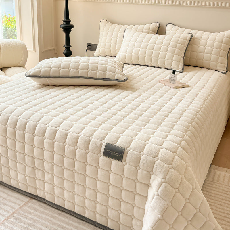 Gemütliche Tagesdecke, weich, mit Quadratmuster, ideal als Bettüberwurf im Schlafzimmer.
