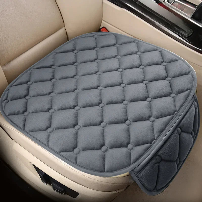 Komfortable Winter-Sitzauflage für Autos, weicher Plüsch, rutschfest für sicheren Halt.