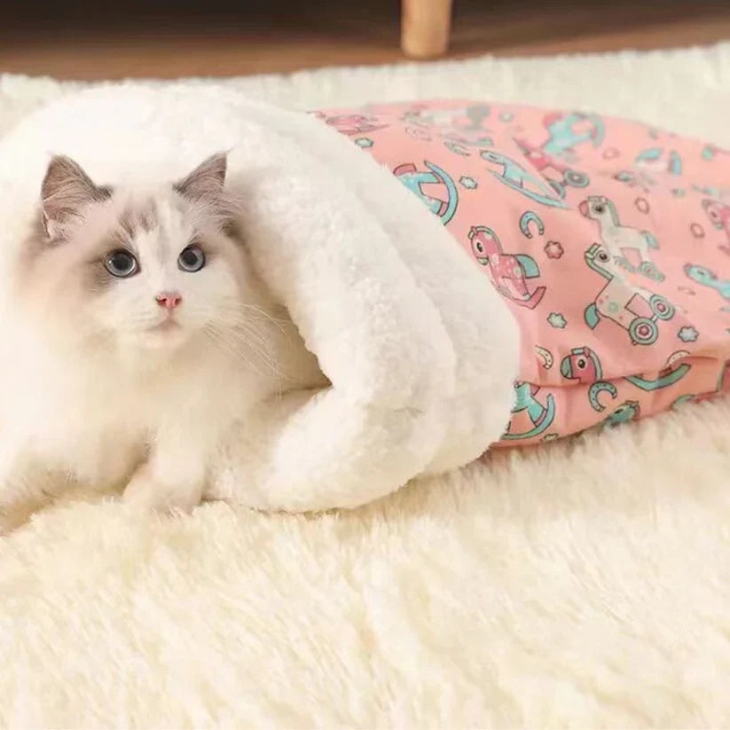 Weiche Plüsch-Katzenhöhle als Schlafsack für gemütlichen Schlafplatz. Waschbares Kuschelbett für Katzen.