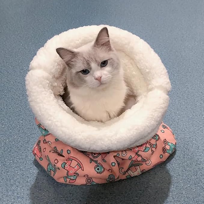 Gemütlicher Plüsch-Katzenschlafsack, ideal als warmer Schlafplatz für entspannte Katzen. Weiches Kuschelbett.