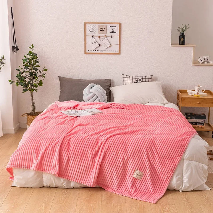 Luxuriöse, warme Flanelldecke, die zum Einkuscheln einlädt. Perfekte Winterdecke für wohlige Wärme im Schlafzimmer.